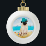 Mops Dog on Beach Keramik Kugel-Ornament<br><div class="desc">Ein Mops,  der am Strand sitzt,  ist eine gute Geschenkidee für jemanden,  der diese Hundin Liebe.</div>