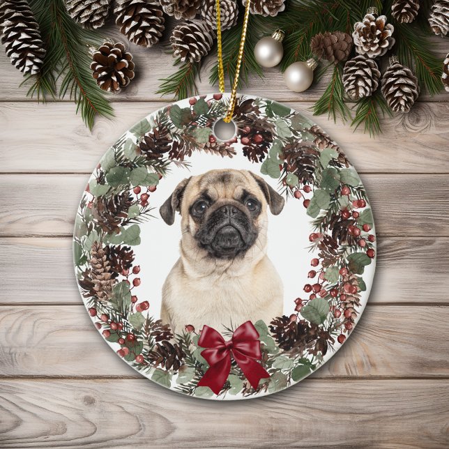 Mops Dog Red Bow Pinecone Kranz Personalisiert Keramik Ornament (Von Creator hochgeladen)
