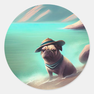 Mops genießt es am Strand Kunst zu malen Runder Aufkleber