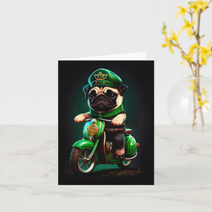 Mops-Hund fährt Fahrrad am St. Patrick's Day Karte
