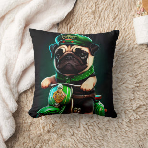 Mops-Hund fährt Fahrrad am St. Patrick's Day Kissen