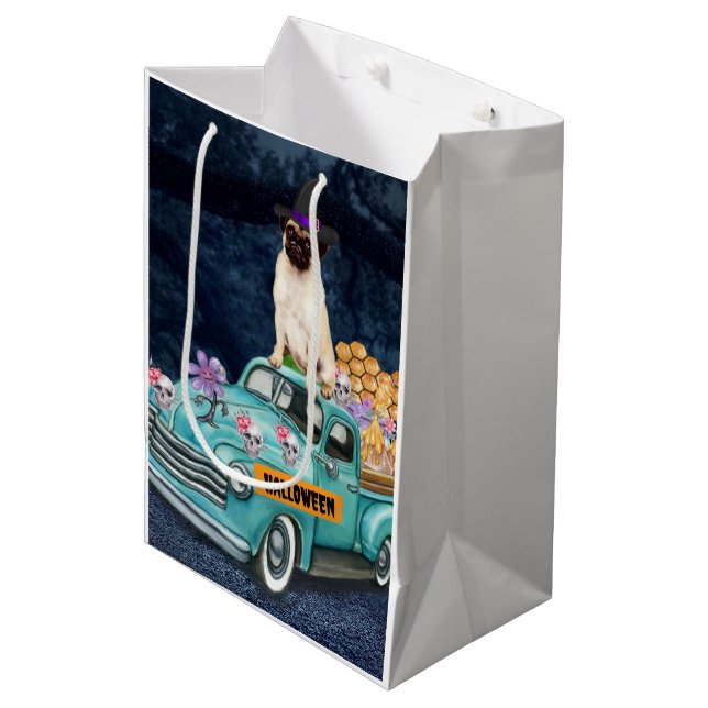 Mops Hund Halloween LKW Beängstigende Nacht Mittlere Geschenktüte (Vorderseite Schrägansicht)