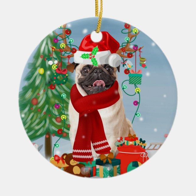 Mops Hund im Schnee mit Weihnachtsgeschenken Keramik Ornament (Vorne)
