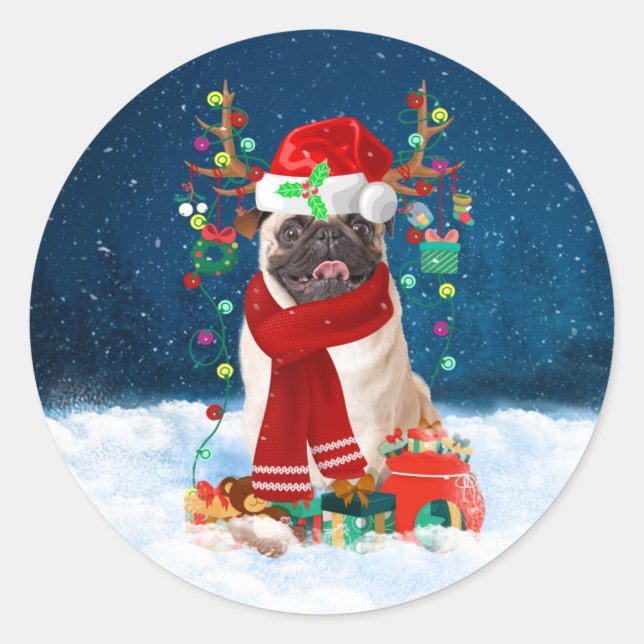 Mops Hund im Schnee mit Weihnachtsgeschenken Runder Aufkleber (Vorderseite)