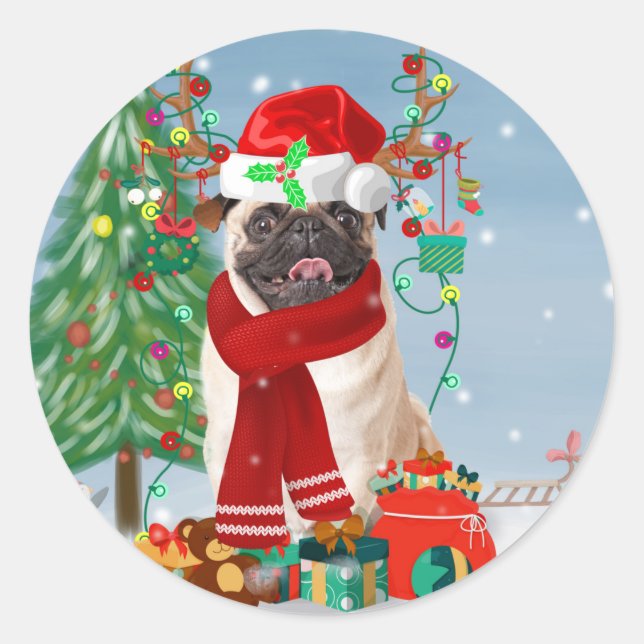 Mops Hund im Schnee mit Weihnachtsgeschenken Runder Aufkleber (Vorderseite)