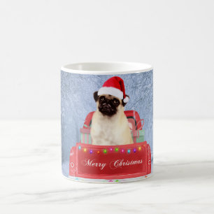 Mops Hund im Schnee sitzen im Weihnachtswagen Kaffeetasse