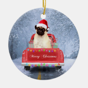 Mops Hund im Schnee sitzen im Weihnachtswagen Keramik Ornament