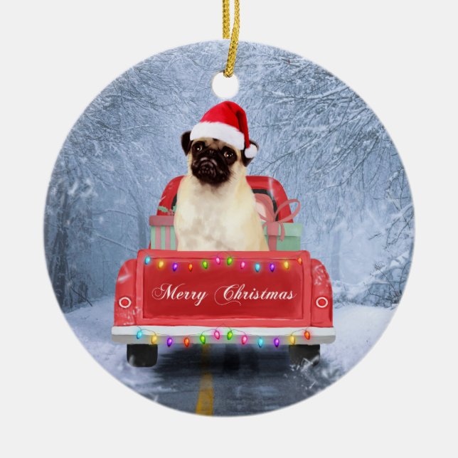 Mops Hund im Schnee sitzen im Weihnachtswagen Keramik Ornament (Vorne)