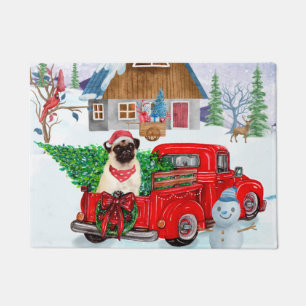 Mops Hund in der Weihnachtslieferung LKW Schnee Fußmatte