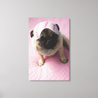 Mops Hund mit Augenmaske im Kopf im Bett, Leinwanddruck
