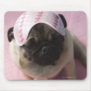 Mops Hund mit Augenmaske im Kopf im Bett, Mousepad