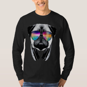 Mops Hund mit Brille und Kopfhörer hört Mmus T-Shirt