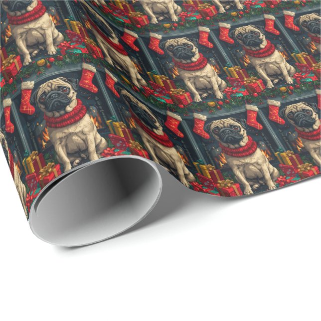 Mops Hund mit Weihnachtsgeschenken Feuerplatz Geschenkpapier (Rolleneckpunkt)