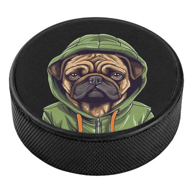 Mops Hund trägt grüne Hoodie Eishockey Puck (3/4)