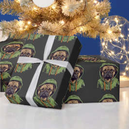 Mops Hund trägt grüne Hoodie Geschenkpapier