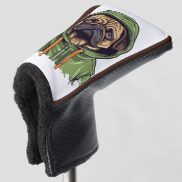 Mops Hund trägt grüne Hoodie Golf Headcover