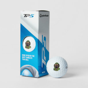 Mops Hund trägt grüne Hoodie Golfball