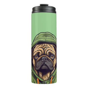 Mops Hund trägt grüne Hoodie Thermosbecher
