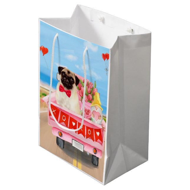 Mops Hund Valentinstag Lkw Herz Mittlere Geschenktüte (Vorderseite Schrägansicht)