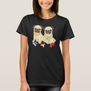 Mops-Hund-Welpe isst die Schokolade für Hundebesit T-Shirt
