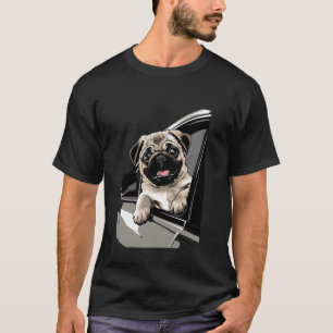 Mops-Hündchen schaut aus einem Autofenster. Hunde- T-Shirt
