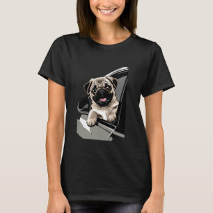 Mops-Hündchen schaut aus einem Autofenster. Hunde- T-Shirt
