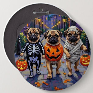Mops-Hunde beim Trick-or-Treat in Halloween-Kostüm Button
