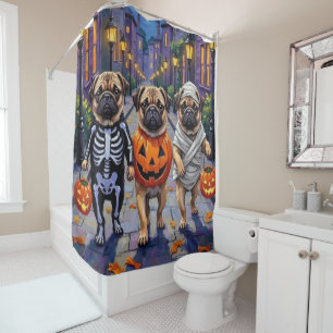Mops-Hunde beim Trick-or-Treat in Halloween-Kostüm Duschvorhang