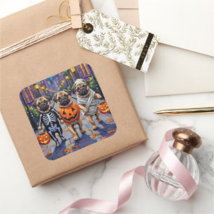 Mops-Hunde beim Trick-or-Treat in Halloween-Kostüm Quadratischer Aufkleber