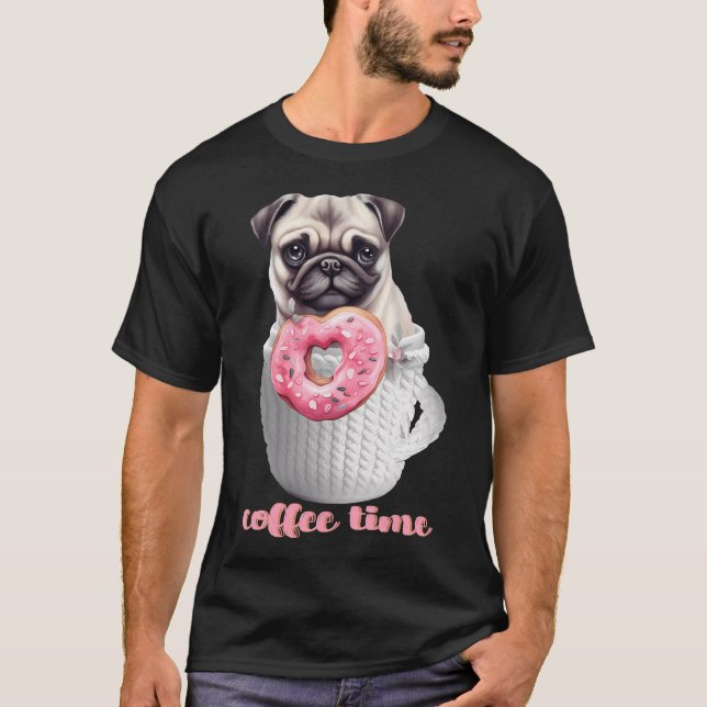 Mops im Becher mit Donat: Kaffeezeit T-Shirt (Vorderseite)