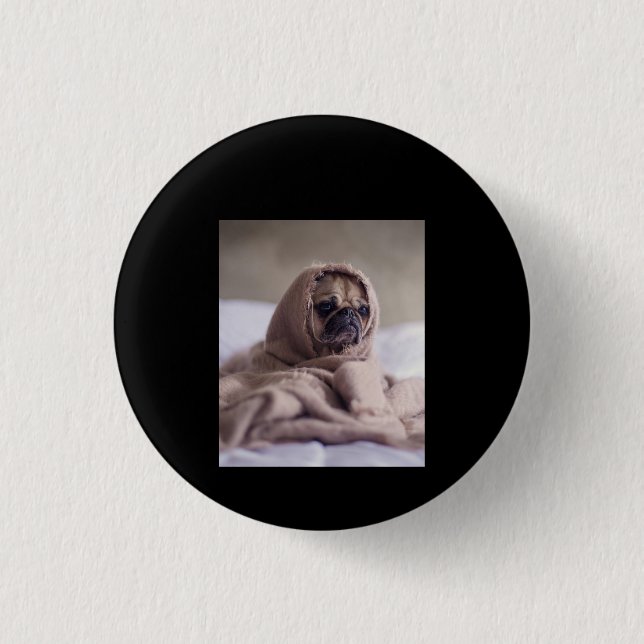 Mops in Blanket Niedlicher Mops Hund Lover Geschen Button (Vorderseite)