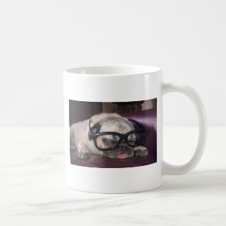 Mops in den Gläsern Tasse