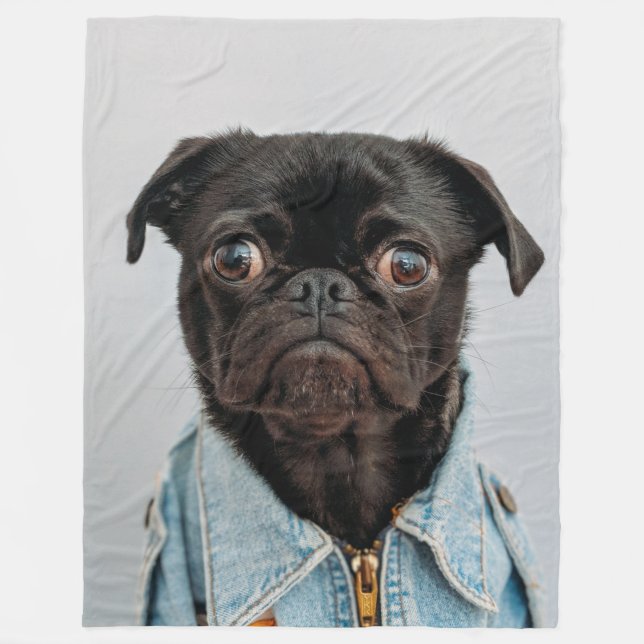MOPS IN DENIM FLEECEDECKE (Vorderseite)
