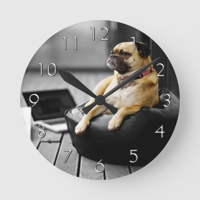 Mops in der Erholung Runde Wanduhr (Vorderseite)