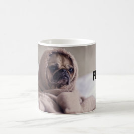 Mops in der umfassenden Tasse