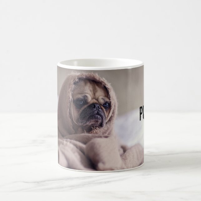 Mops in der umfassenden Tasse (Mittel)