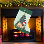 Mops in der Weihnachtsmannmütze Weihnachtsbaum Grü Kleiner Weihnachtsstrumpf<br><div class="desc">Dieser wunderschöne Mops hat seinen Kopf in einem niedlichen Hut des Weihnachtsmanns gekippt. Der bezaubernde Hund sitzt vor einem hübschen Weihnachtsbaum,  der mit farbenfrohen Ornamenten geschmückt ist. Personalisieren Sie diesen Weihnachts-Strumpf für Ihr Haustier in herrlicher roter Kursiv über dem wunderbaren zeichn meiner Lieblingshunde.</div>