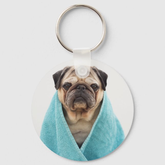 Mops in einem Handtuch Schlüsselanhänger (Vorderseite)