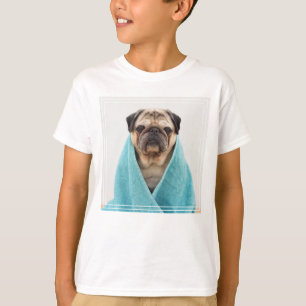 Mops in einem Handtuch T-Shirt