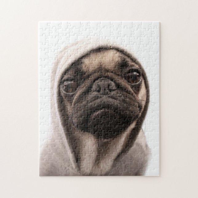 Mops in einem Hoodie Puzzle (Vertikal)