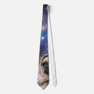 Mops in einer umfassenden Weltraum-Krawatte Krawatte