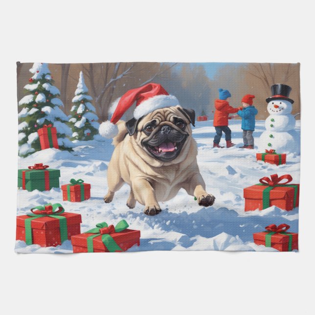Mops läuft im Schnee mit Weihnachtshut Geschirrtuch (Horizontal)