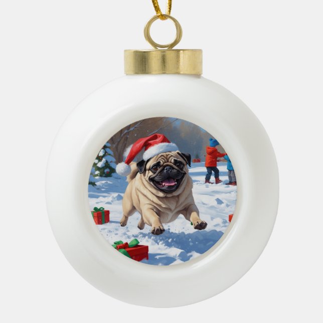 Mops läuft im Schnee mit Weihnachtshut Keramik Kugel-Ornament (Vorderseite)