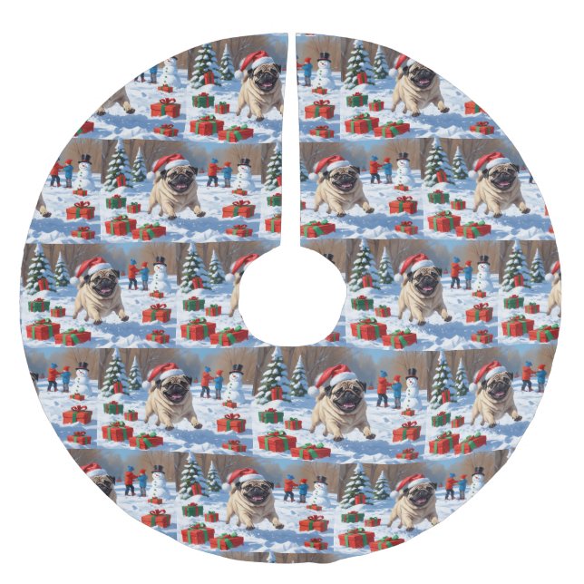 Mops läuft im Schnee mit Weihnachtshut Polyester Weihnachtsbaumdecke (Vorderseite)