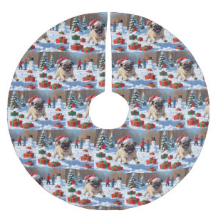 Mops läuft im Schnee mit Weihnachtsmütze Polyester Weihnachtsbaumdecke