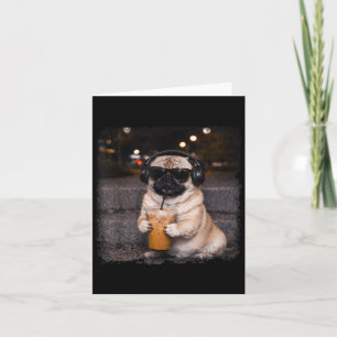 Mops lustiger Hund, der Kaffeegetränk trinkt, Humo Karte