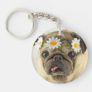 Mops mit Daisy Crown Schlüsselanhänger
