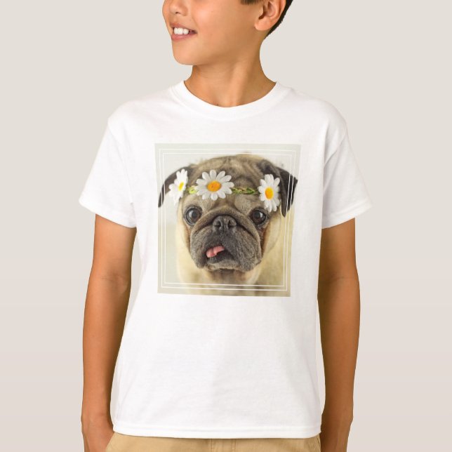 Mops mit Daisy Crown T-Shirt (Vorderseite)