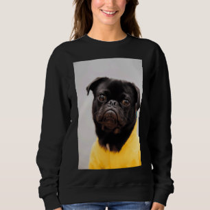 Mops mit einem gelben T - Shirt Classic T - Shirt