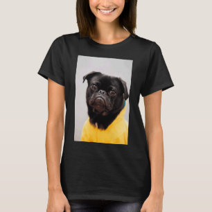 Mops mit einem gelben T - Shirt Classic T - Shirt